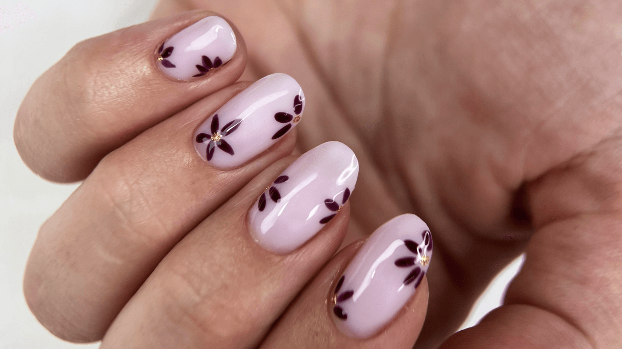 Júlia Grimal: especialista en manicura russa